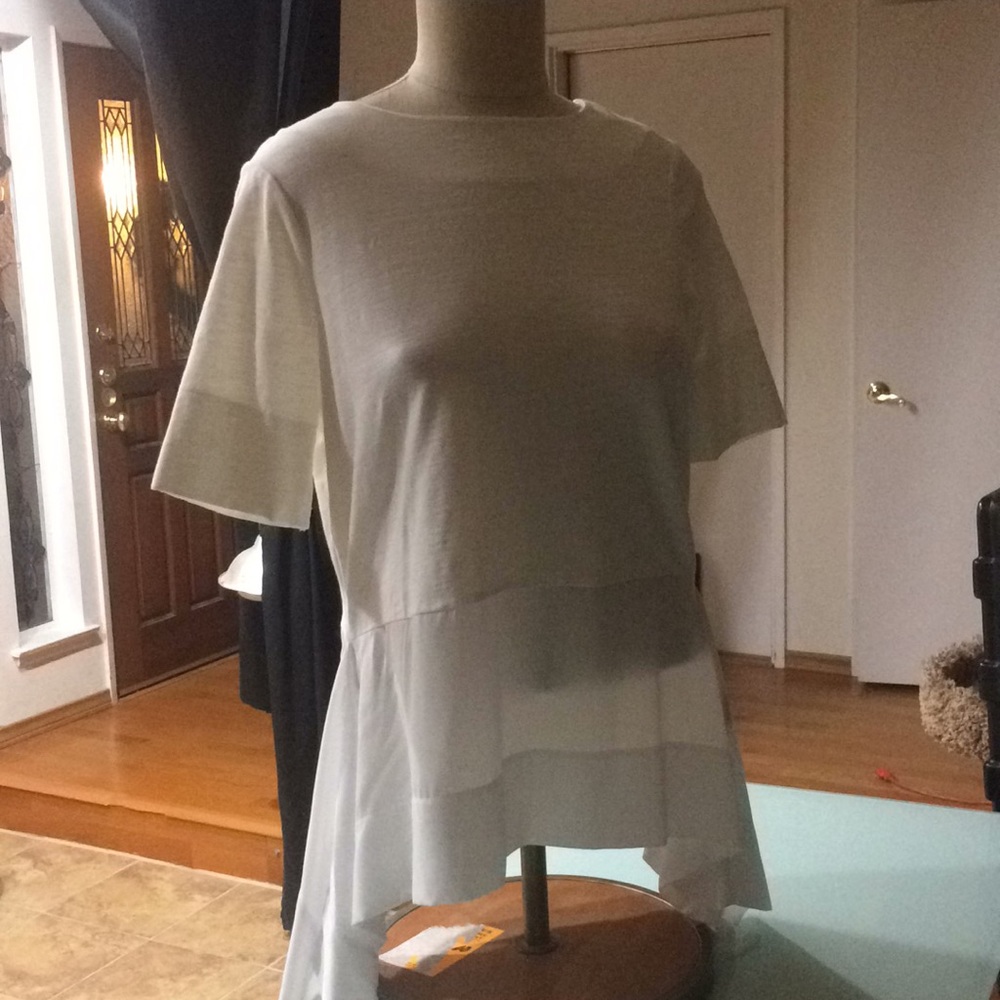 NWOT WHITE VERA WANG TOP WITH LONG SIDES